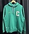 Zamansız Parça: Vintage Boston Celtics hoodie. Yeşil ve sarı detaylar favorim! Kimler Celtics fanı?