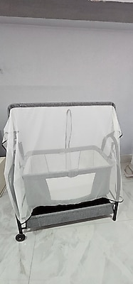 Bebelow bebek beşiği sallanır ve tek tarafı tekerlekli