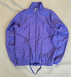 Vintage Mor Yağmurluk. Temiz tasarım, zamansız stil.