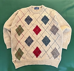 Bej Zemin Üstünde Renkli Elmas Desenli Kazak. Hafif tüylü angora/mohair dokuyla yumuşacık ve sıcak tutan bir parça.