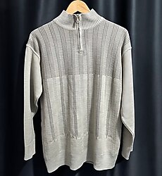 Vintage İnci! Bej tonlarda dikey desenli, yarım fermuarlı yaka detaylı kalın triko kazak.