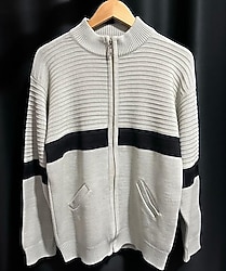 Vintage Hırka Alarmı! Gri-siyah şeritli, fermuarlı, yumuşacık triko. 90’lar ruhuyla kışa hazır mısın?