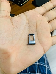 İPhone 11 SIM kart tepsisi