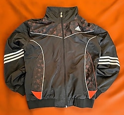 Vintage Adidas Track Ceket. Klasik çizgiler, retro detaylar. Günlük stil için güçlü parça.