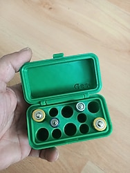 AAA ve AA pilleri düzenli bir şekilde saklamak için kullanışlı bir kutu. Kompakt ve taşınabilir tasarımı sayesinde pille