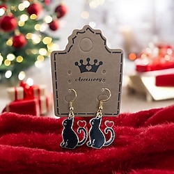 Kedi temalı şans küpeleri.