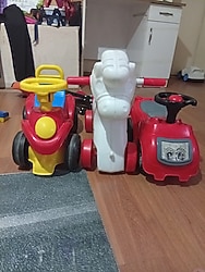 renkli kırmızı çocuk oyuncak arabası