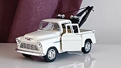 Chevy 3100 Stepside Hediyelik Oyuncak Kurtarıcı 1:32 Kinsmart