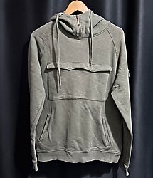 Vintage Olive Green Güzelliği. Yarım zip ve oversized ceple retro mod aktif!