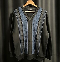Almanya’dan Vintage İnci! Breidhof markalı, mavi-siyah şeritli V yaka triko kazak.