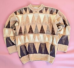 Vintage Kazak. Bej-kahve tonlarında üçgen motifler, dağ/orman esintili tribal desenler.