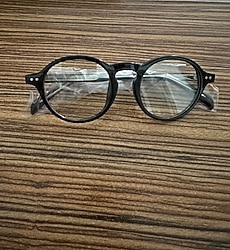 Siyah kemik gözlük