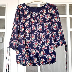 Çiçekli Lacivert Astarlı Bluz