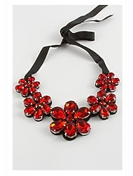 Parlak taşlı Çiçek yaka kolye