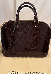 Louis Vuitton kol çantası