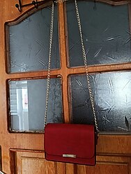 zincirli askılı kırmızı omuz çantası