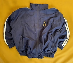 90’lar stilini yansıtan, lacivert renkli ve yıldız detaylı çok şık bir parça! Hem spor hem de sokak stili için ideal.