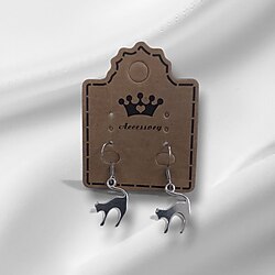 Kedi temalı şans küpeleri.