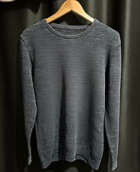 Minimal Vintage Güzellik. Lacivert melanj, yuvarlak yaka kalın triko kazak.