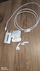 Bluetooth kulaklık ve şarj kablosu
