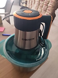 Bosch marka, turkuaz ve gri renkli, paslanmaz çelik gövdeli blender ve doğrayıcıdır.