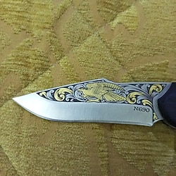 GRAVÜR İŞLEMELİ ÇAKI N690 TAMAMEN EL İŞÇİLİĞİR KOLEKSİYONLUKTUR ORİJİNAL BİR ÜRÜNDÜR KULLANILMAMIŞ YENİ