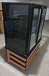 DİK TİP SOĞUTMALI PASTA TEŞHİR DOLABI & PASTA SÜTLÜ TATLI DOLABI