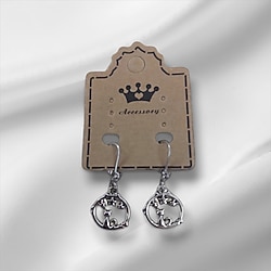 Kedi temalı şans küpeleri.