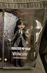 Monster High Wednesday Addams Okul Üniformalı Bebek HXJ04