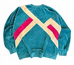 Zümrüt Yeşili Kadife Kumaş Kazak. Üstünde cesur çapraz (diagonal) şeritler.