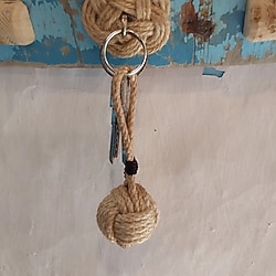 Maymun Yumruğu anahtarlığımız jüt ipinden yapılmıştır. Üç çeşit arasından seçim yapabilirsiniz. Denizi seven biri için