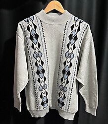 Vintage Argyle Güzeli. Gri tonlarda siyah-mavi baklava desenli, yarım balıkçı yaka triko kazak.