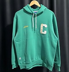 Zamansız Parça: Vintage Boston Celtics hoodie. Yeşil ve sarı detaylar favorim! Kimler Celtics fanı?