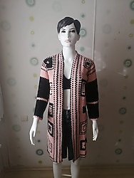 Pembe ve siyah tığ işi hırka