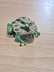 Swarovski taşlarla kaplı kurbağa biçiminde mücevher kabı