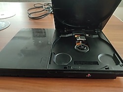 PlayStation 2 sorunsuz çalışıyor tek kumandalı 4 tane oyun var