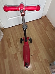 ışıklı çocuk scooter ve koruyucu ekipmanlar