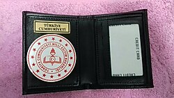 YENI TASARIM.MİLLİ EĞİTİM BAKANLIĞI ROZETLI CÜZDANI SATINAL.SADECE KURUM ADRESINE GONDERILIR.SIVILE SATILMAZ.