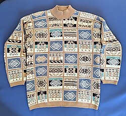 Coogi Tarzı Etnik-Geometrik Desenli Kazak. Dönemin ikonik oversize havasını taşıyor.