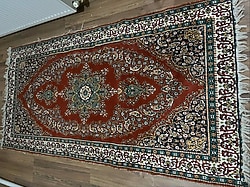 Uzun yıllardır kullanılmayan desenli nostaljik halı