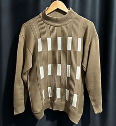 80’lerden/90’lardan retro bir melodi. Kahverengi vintage triko, piyano tuşları desenli.