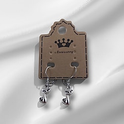 Kedi temalı şans küpeleri.