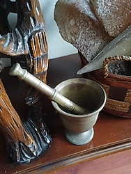 PİRİNÇ,EL EMEĞİ DÖKME PİRİNÇTEN YAPILMIŞ,OLDUKÇA YAŞLI TOKMAKLI HAVAN 1