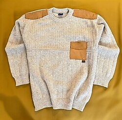 Efsane Vintage Kazak. Açık bej ribbed örgü + hakiki süet omuz & cep patch’leri.