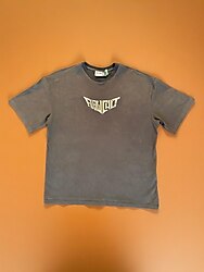 Eskitme görünüm siyah t-shirt Oversize Ön kabartmalı logo Rahat kesim Temiz kondisyon.