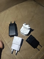 4 adet çeşitli marka 5 w şarj adaptörü general Mobile ataptör ve Samsung adaptör yeni diğer ikisi biraz kullanıldı . sor