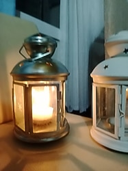 Masa üstü Şamdan nostaljisi.Beyaz ve  parlak gri şamdan