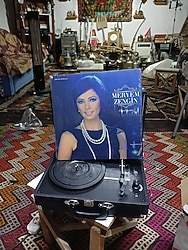 pikap çalar ve Meryem Zengin Plak