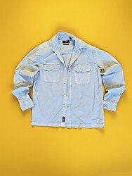 Mavi Marka Hafif dokulu açık mavi chambray gömlek. Rahat oversize kesim, zamansız parça.