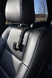 oto araç koltuk bası askı aparatı 30kg yılan tıp bulunduğu zemine uyumsaglar kaliteli ve sağlam ürün dür. sıyah ve sıfır